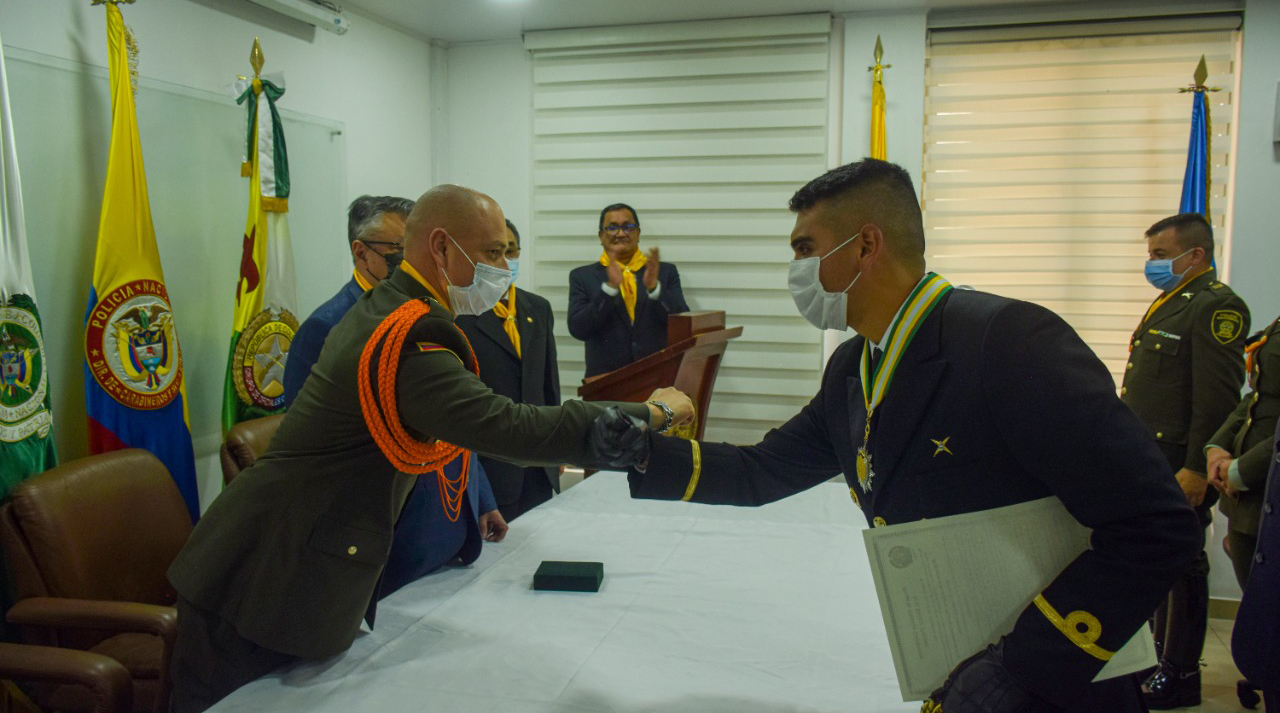 Distinción oficial en ceremonia de condecoración al ESMAD
